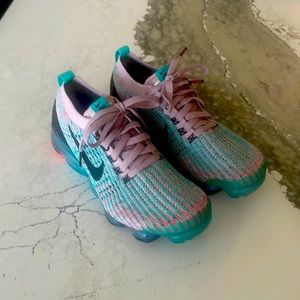 Women’s Nike Flyknit Vapormax size 8